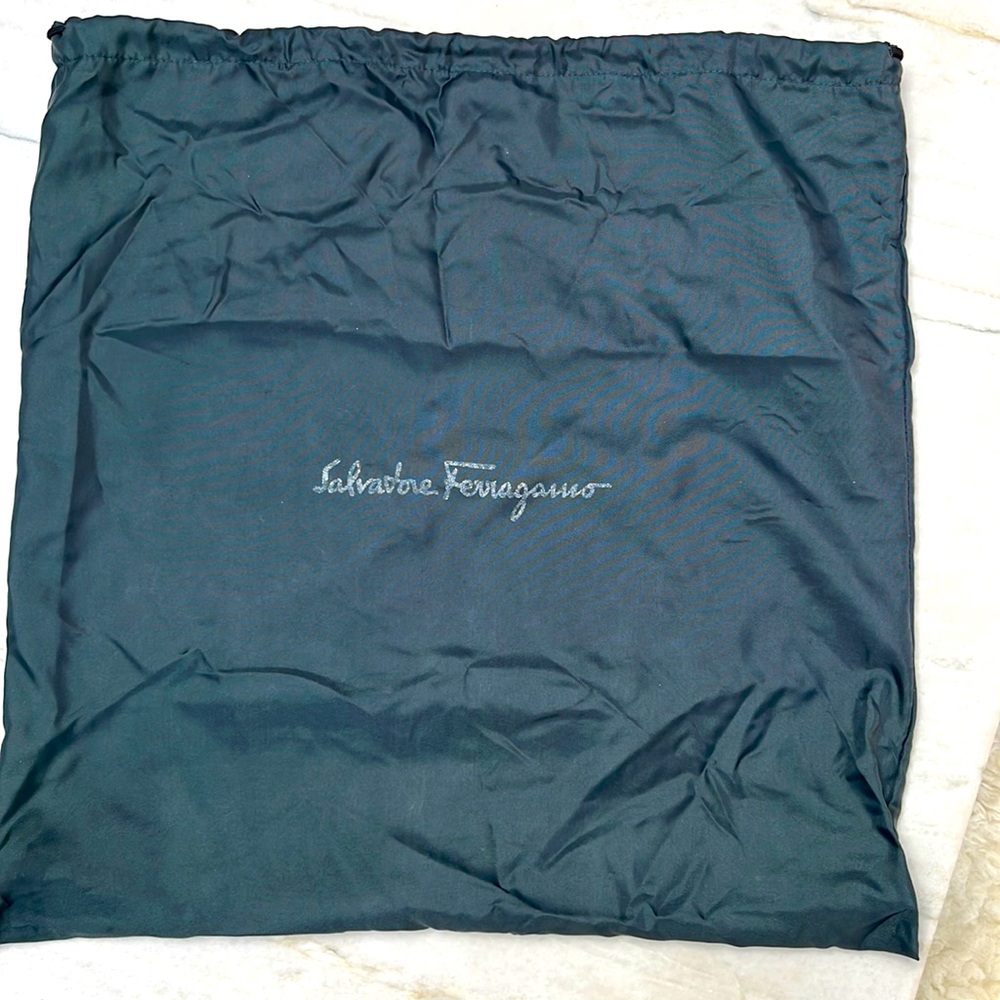 Ferragamo medium size bag duster, waterproof, 100% authentic